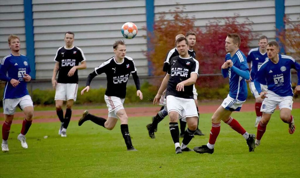 Viel Kampf gab es vom TuS Nortorf (blaues Trikot) wie auch TuS Bargstedt. © 2023 Olaf Wegerich Viel Kampf gab es vom TuS Nortorf (blaues Trikot) wie auch TuS Bargstedt. © 2023 Olaf Wegerich