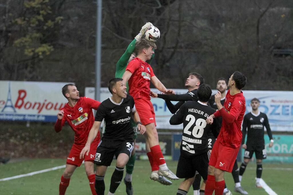 Diesen Ball fischt Keeper Christopher Thomsen (Heider SV) Phil Baumgarn vom Kopf. © Ismail Yesilyurt Diesen Ball fischt Keeper Christopher Thomsen (Heider SV) Phil Baumgarn vom Kopf. © Ismail Yesilyurt