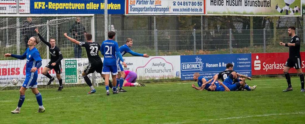 Marvin Wolf (li., Heider SV) geht nach seinem 1-0 in den Jubelmodus über. © 2024 Volker Schlichting Marvin Wolf (li., Heider SV) geht nach seinem 1-0 in den Jubelmodus über. © 2024 Volker Schlichting