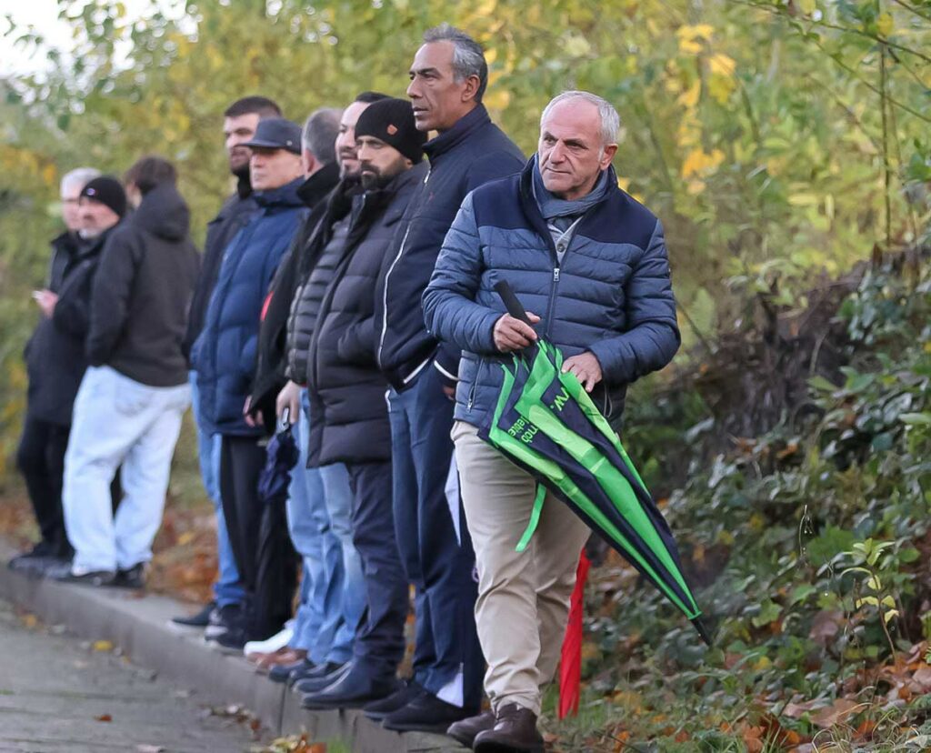 Mit Schirm, Charme, aber ohne Melone - Inters Präsident Ismail Hakkı Aşık begleitet oft das zweite Team. Wie hier in Flintbek. © Ismail Yesilyurt