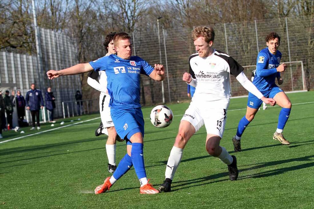 Die Abwehr des TSV Kronshagen war sehr aufmerksam. Hier klärt Malte Kallenbach (re., TSV Kronshagen) vor Tim Asmussen (TSV Friedrichsberg-Busdorf). © 2025 Ismail Yesilyurt