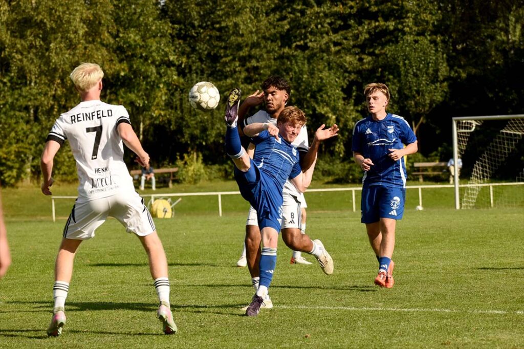 Fußballballett mit Mika Flindt (Rotenhof) und Emilio Krück (Reinfeld). © Olaf Wegerich Fußballballett mit Mika Flindt (Rotenhof) und Emilio Krück (Reinfeld). © Olaf Wegerich
