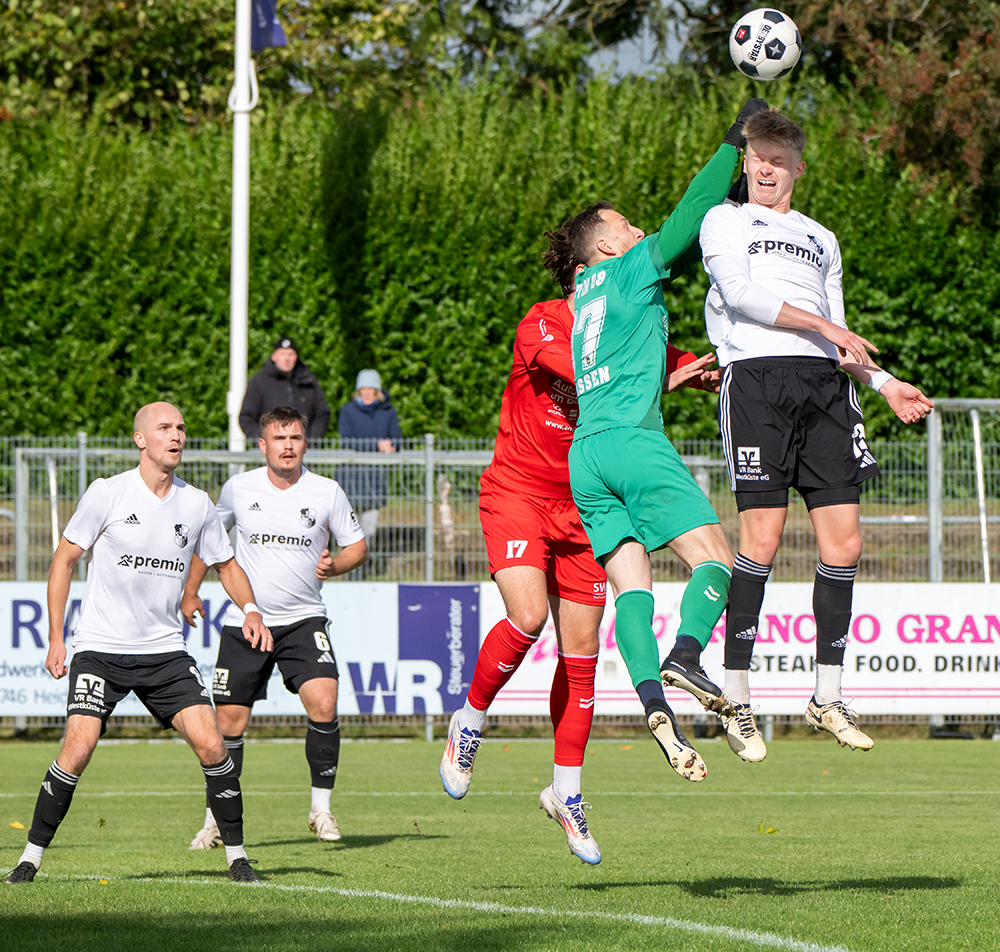 Denis Klassen (Eutin 08) versucht, den Ball wegzuboxen gegen Hendrik Fleige (Heider SV). © 2025 Volker Schlichting.jpg