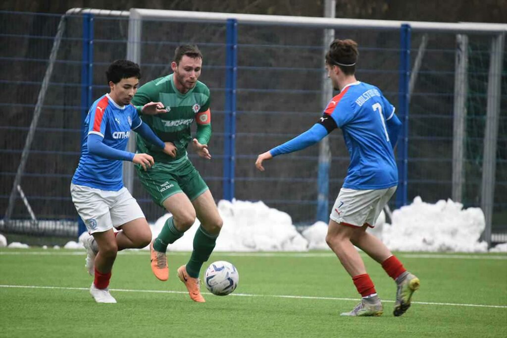 Ayoub Assameur (li.,) mit der U19 von Holstein in einem Testspiel gegen seinen zukünftigen Mitspieler Fyn Claasen (PSV Neumünster). © 2024 Olaf Wegerich Ayoub Assameur (li., U 19 Holstein) und Luca Tunjc gegen Fyn Claasen (PSV Neumünster). © 2024 Olaf Wegerich