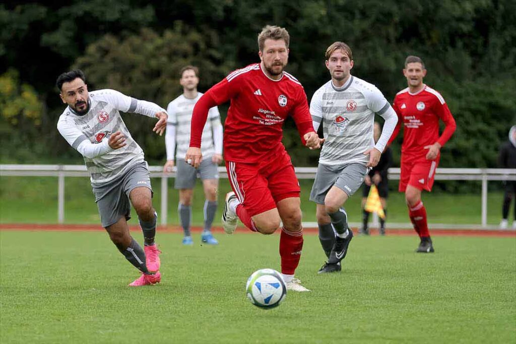 Jan-Niclas Müller (re., SG Sarau-Bosau) machte das 1:0 für seine Farben. Szene aus dem Spiel in Schönkirchen. © 2024 Ismail Yesilyurt