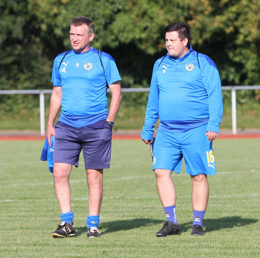 Sind nicht mehr verantwortlich für den ASV Dersau: Jürgen Muus (li.) und Maik Hüttinger. © Ismail Yesilyurt Auf Jürgen Muus (Trainer ASV Dersau) und Co-Trainer Maik Huettinger wartet ein steiniger Weg. © Ismail Yesilyurt