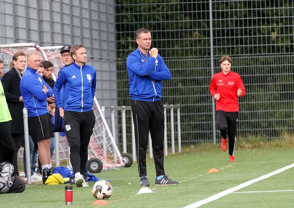 Trainer Guido Wieck (re.,TuS Jevenstedt) konnte nach dem 1-0 das Spiel gegen Slesvig IF in aller Ruhe genießen. © 2024 Ismail Yesilyurt