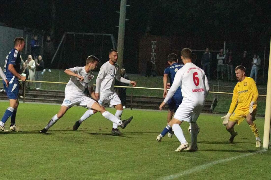 Das 2:1 durch Moritz Gersteuer (TuS Rotenhof) nach Zuspiel von Kenneth Traulsen (li.). © 2024 Ismail Yesilyurt Das 2:1 durch Moritz Gersteuer (TuS Rotenhof) nach Zuspiel von Kenneth Traulsen (li.). © 2024 Ismail Yesilyurt