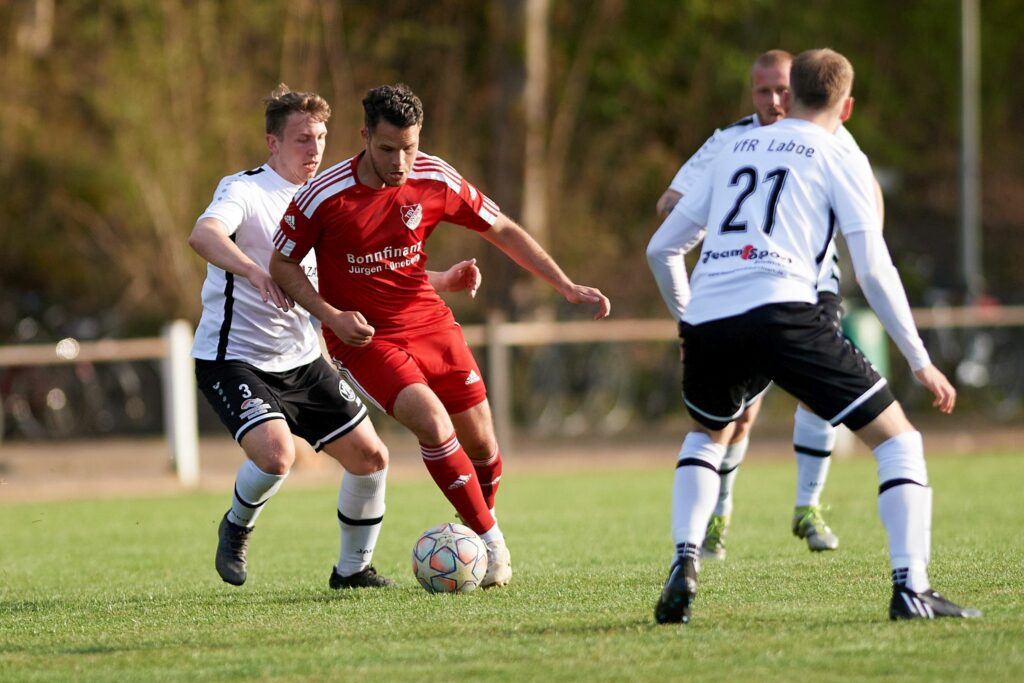 Ab durch die Mitte - Malik Ferhat (TSV Flintbek) gegen die Laboer Lasse Saager (li.) und Kevin Cerny. © diekoetter-fotografie.de