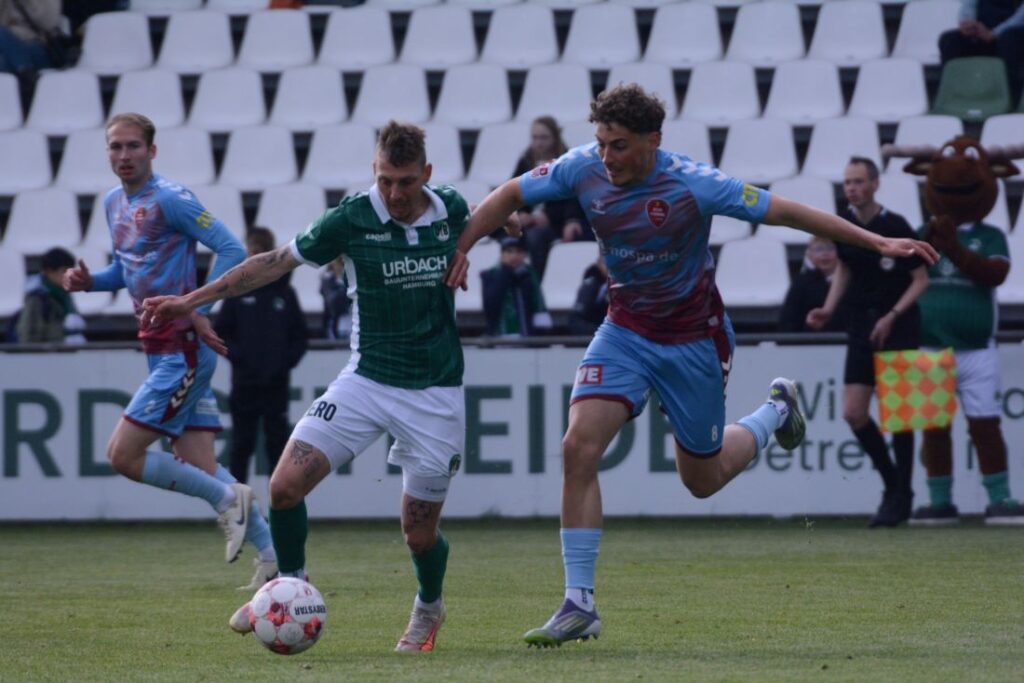 Fabian Istefo (VfB Lübeck) gegen Raul Celotto (Weiche Flensburg). © 2026 Olaf Wegerich Fabian Istefo (VfB Lübeck) gegen Raul Celotto (Weiche Flensburg). © 2026 Olaf Wegerich