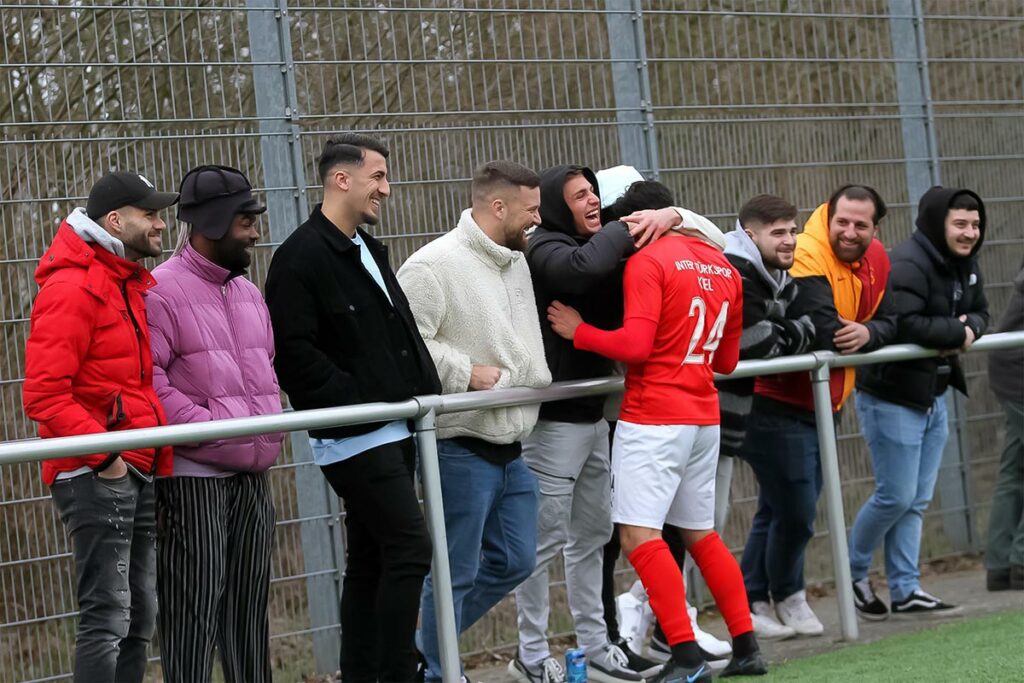 Begeisterung in reinster Form und Freude, wo man auch hinschaut, fließt Okan Erkocu nach seinem 2zu0 zu. © Ismail Yesilyurt
