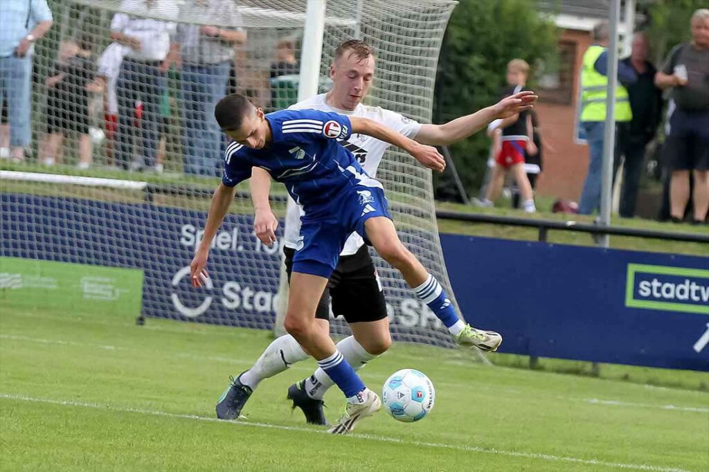 Moritz Gersteuer (vorne TuS Rotenhof), gegen Timo Bamler (Eckernförder SV), ist gegen TSB Flensburg überragender Spieler. © 2024 Ismail Yesilyurt