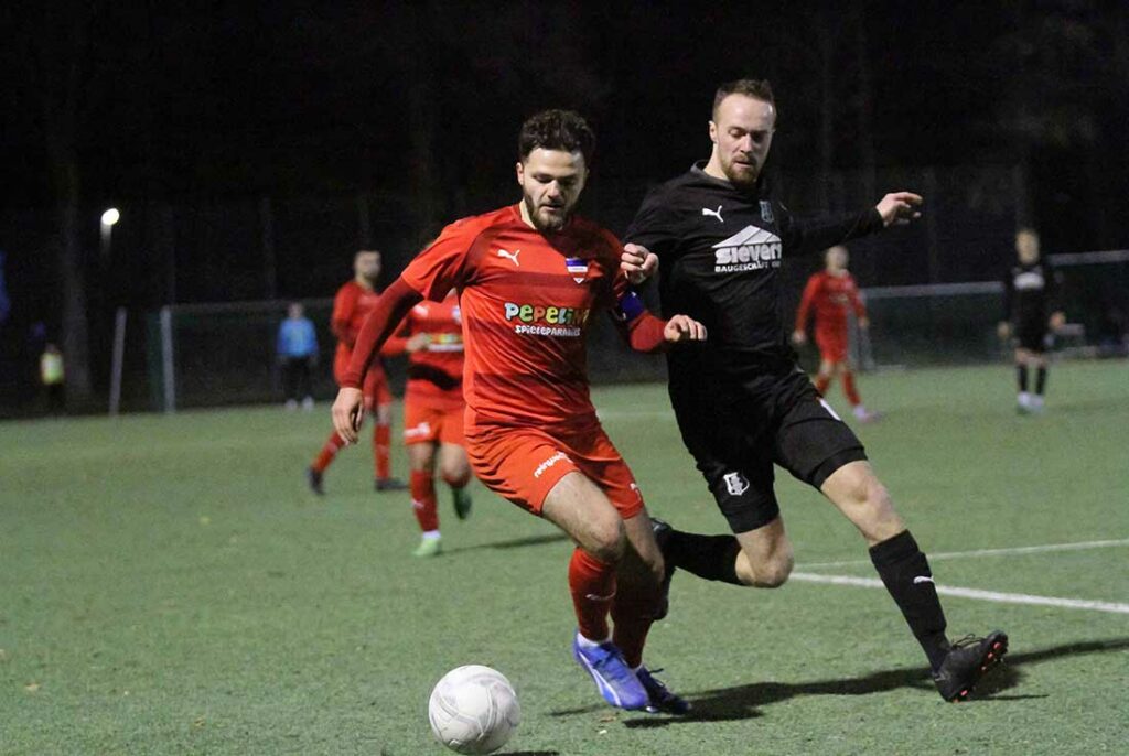 Serkan Yildirimer (Inter Türkspor Kiel), hier gegen Thilo Lorenz (re. Eckernföder SV), spielte durch und erzielte 3 Tore. © 2023 Ismail Yesilyurt