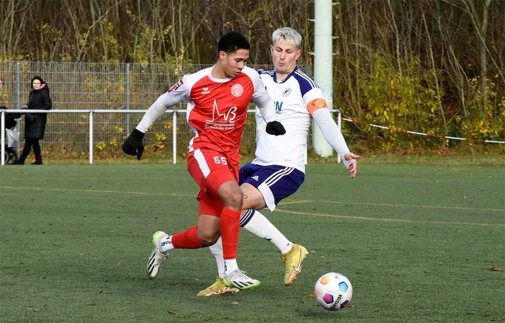 Luca Assemien (vorne, TSV Bordesholm) gegen Kenny Korup (VfR Neumünster). © 2023 Olaf Wegerich Luca Assemien (vorne, TSV Bordesholm) gegen Kenny Korup (VfR Neumünster). © 2023 Olaf Wegerich