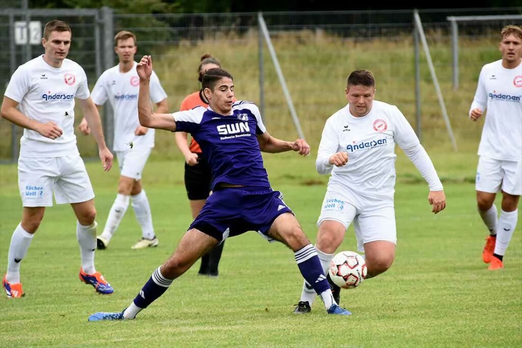 Neuzugang Finn Christiansen (re.), hier im Trikot des alten Arbeitgebers Nordmark Satrup, erzeugt kurz Spannung mit seinem 1:2. © 2024 Olaf Wegerich Ilir Serifi (VfR Neumünster) vs. Finn Christiansen (re., Nordmark Satrup). © 2024 Olaf Wegerich