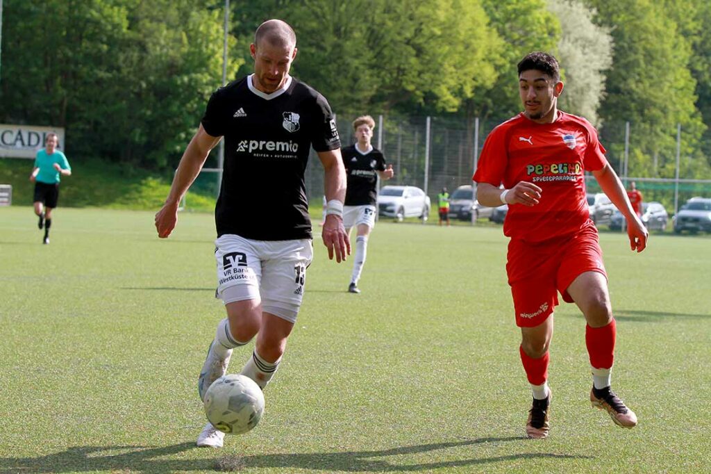 Leif Hahn (li., HeiderSV), der gegen Badreddin Hamze (Inter Türkspor Kiel) den Ball abläuft, gehörte zu den besten Spieler der Partie. © 2023 Ismail Yesilyurt