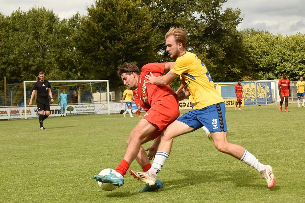 Tahir Yilmaz (Inter Türkspor Kiel) gegen Tyler Körting (re., SV Todesfelde). © 2025 Olaf Wegerich Tahir Yilmaz (Inter Türkspor Kiel) gegen Tyler Körting (re., SV Todesfelde). © 2025 Olaf Wegerich