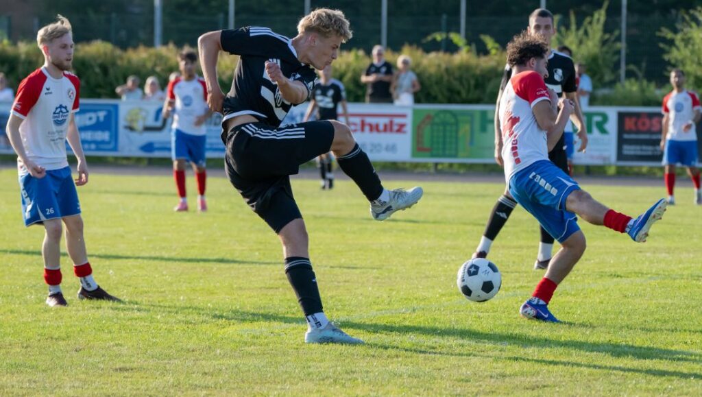 Ein Schussversuch von Thede Reimers (Heider SV) wird von Raghib Hasan (Husumer SV) geblockt. © 2026 Volker Schlichting