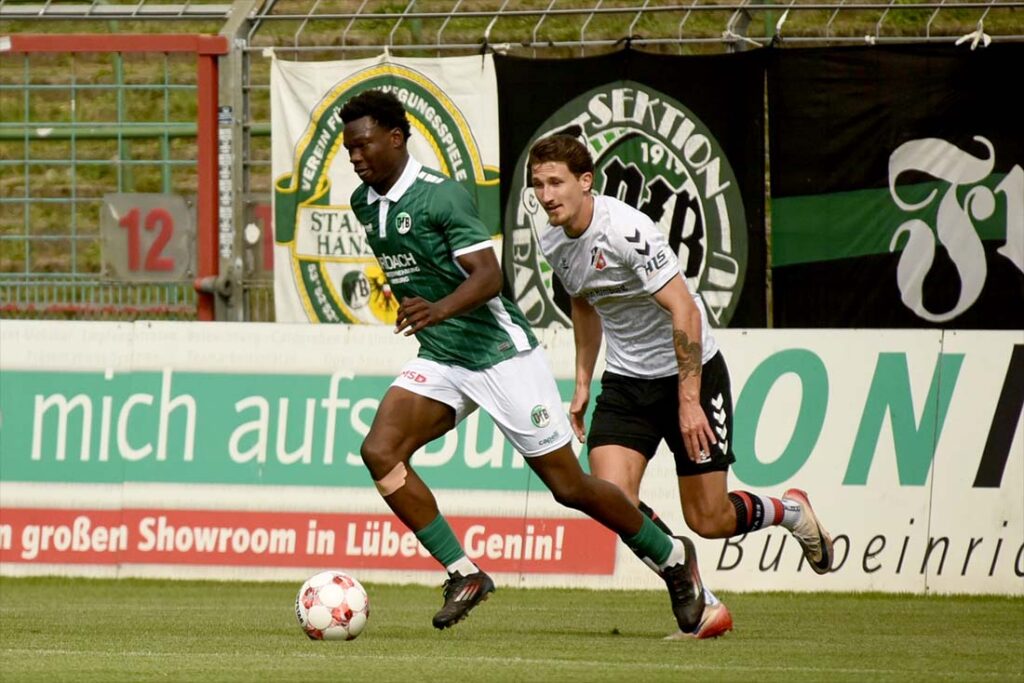 Joel Amadi (VfB Lübeck) verfolgt von Max Düwel (Altona). © 2025 Olaf Wegerich. Joel Amadi (VfB Lübeck) verfolgt von Max Düwel (Altona). © 2025 Olaf Wegerich.