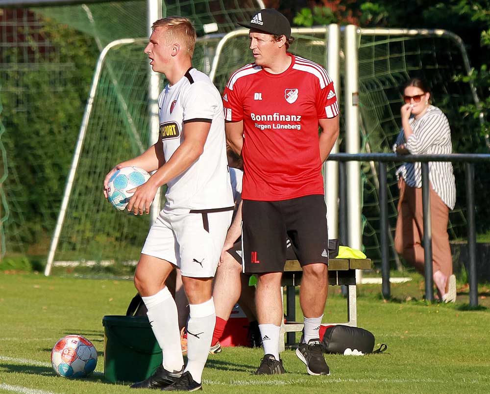 David Lehwald (Trainer TSV Flintbek) betrachtet die nicht sorgenfreie Personallage aus einer ruhigen Position. © 2022 Ismail Yesilyurt