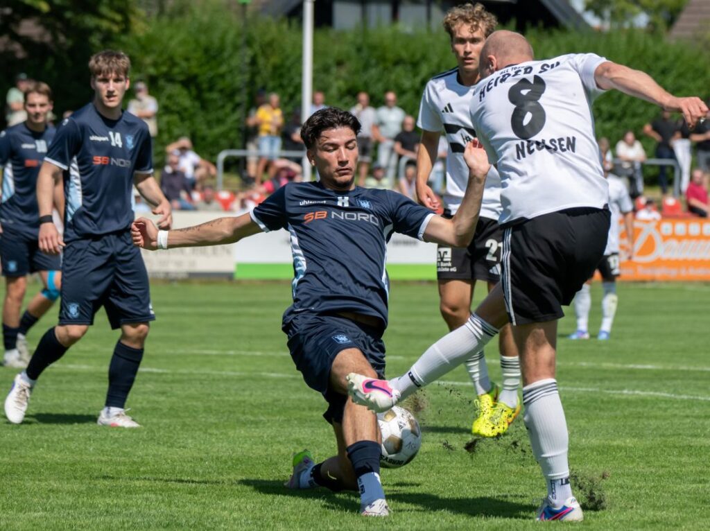 Leon Bilic (Rapid Lübeck) blockt den Schussversuch von Steffen Neelsen (Heider SV). © 2026 Volker Schlichting (Rapid Lübeck) blockt den Schussversuch von Steffen Neelsen (Heider SV). © 2026 Volker Schlichting