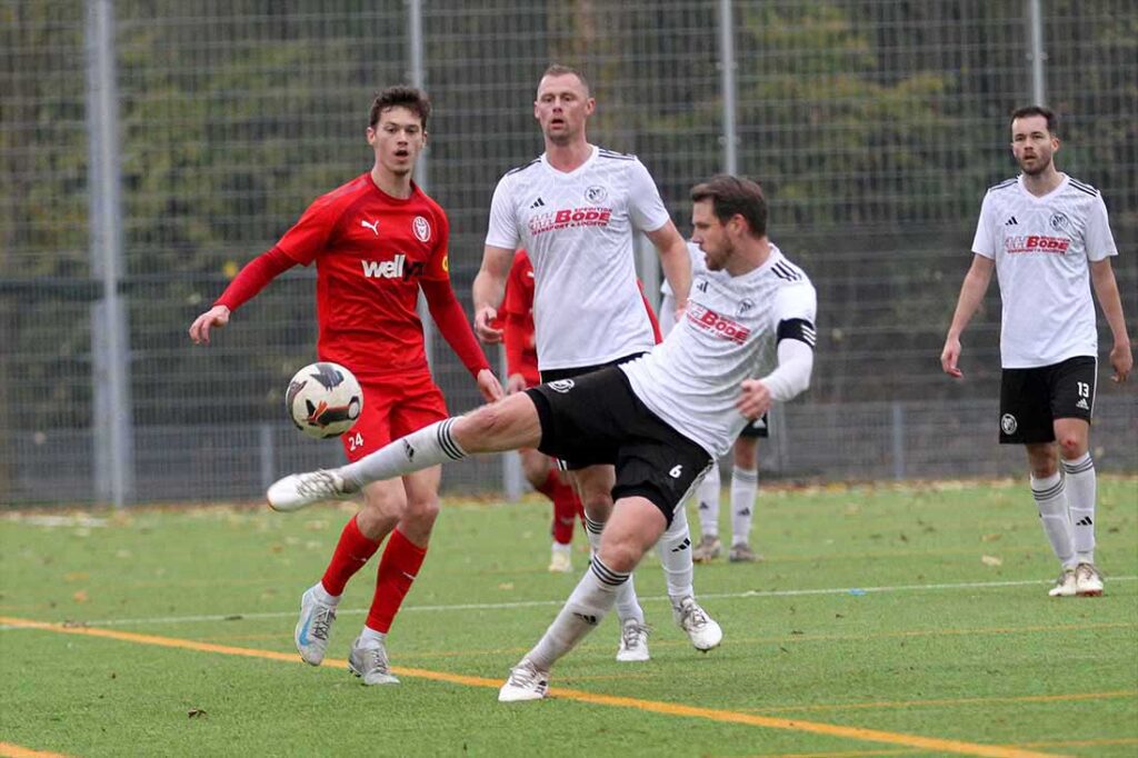 Patrick Ellenberger (Preußen Reinfeld) hat aufgepasst und klärt vor Marvin Müller (Kilia Kiel). © 2024 Ismail Yesilyurt
