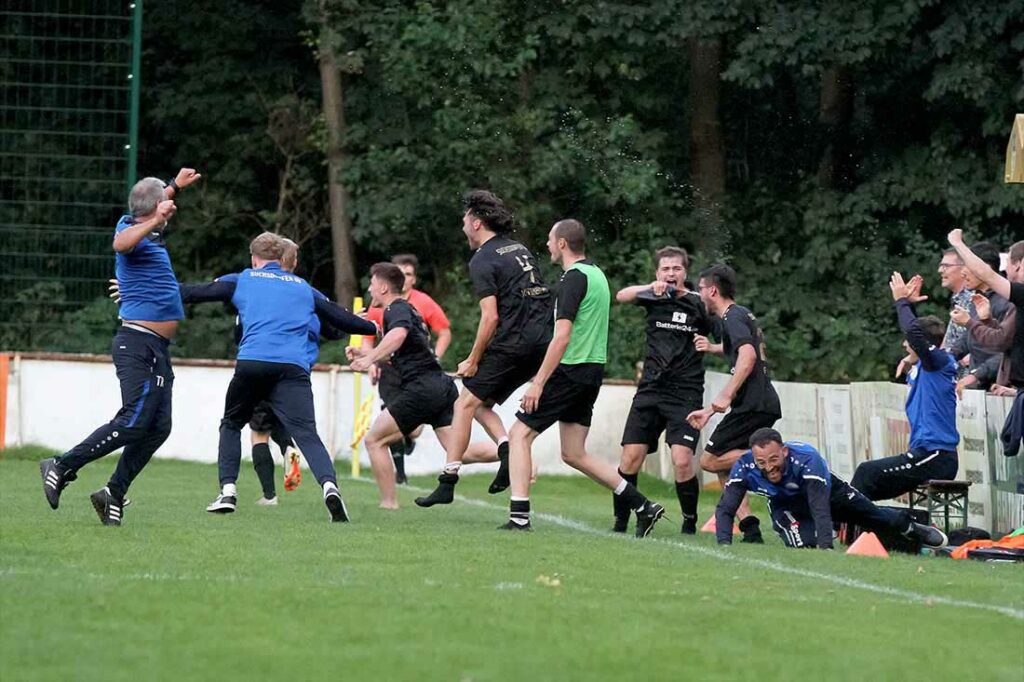 Freude pur beim Suchsdorfer SV nach dem 4:4 beim SVE Comet Kiel. © 2024 Ismail Yesilyurt Freude pur beim Suchsdorfer SV nach dem 4:4 beim SVE Comet Kiel. © 2024 Ismail Yesilyurt