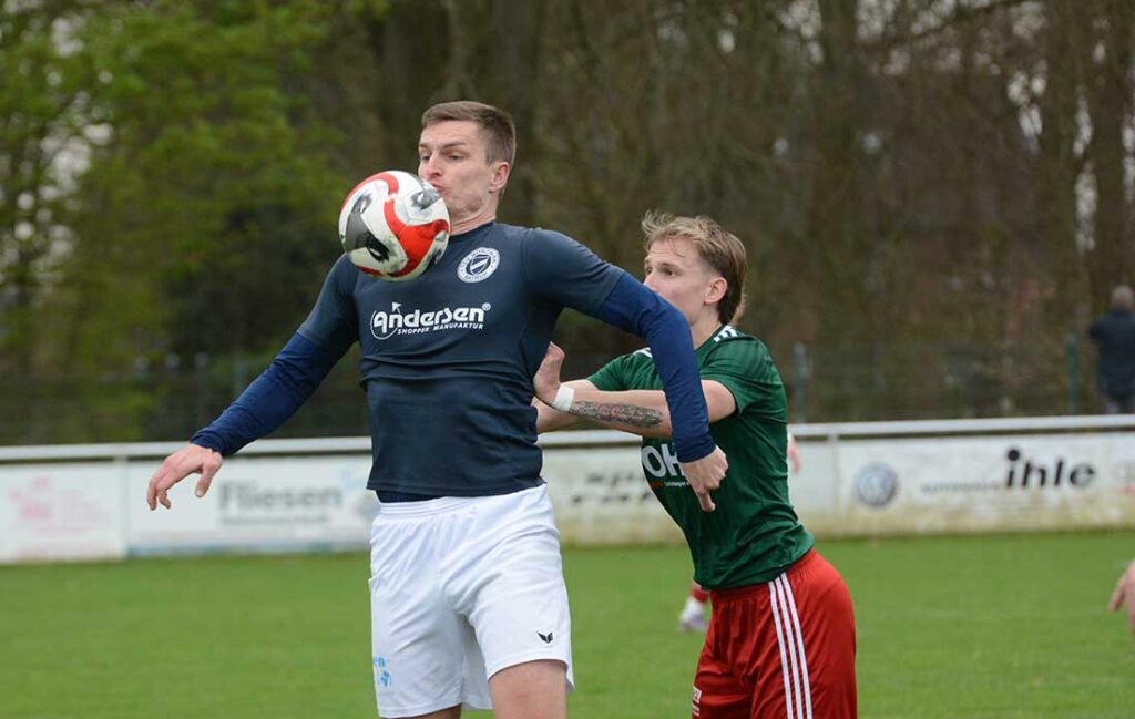 Björn Lass (Nordmark Satrup) mit der perfekten Ballannahme gegen Tim Sienknecht (MTSV Hohenwestedt). © 2026 Olaf Wegerich