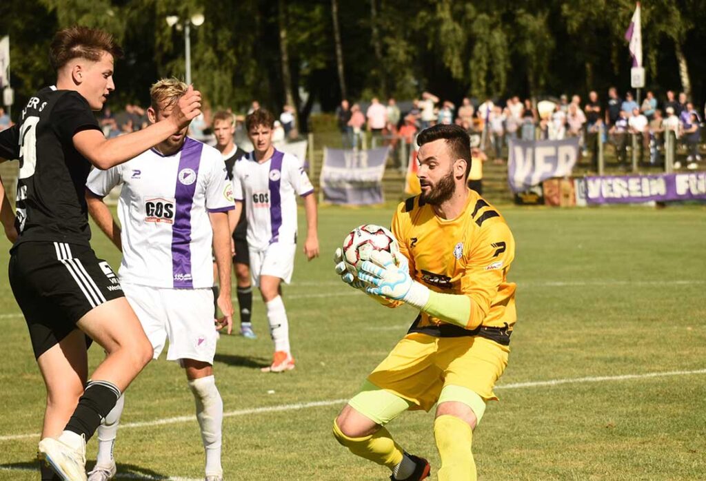 Keeper Christopher Newe (VfR Neumünster) hatte großen Anteil am Hinspiel-Erfolg. © 2025 Olaf Wegerich Keeper Christopher Newe (VfR Neumünster) hatte großen Anteil am Hinspiel-Erfolg. © 2025 Olaf Wegerich