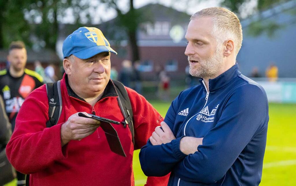 Kann Erfolgs-Trainer Sebastian Barth (MTSV Hohenwestedt), hier im Interview mit Youkick-Redakteur Olaf Wegerich, die starke Saison mit dem Kreispokal krönen. © 2025 