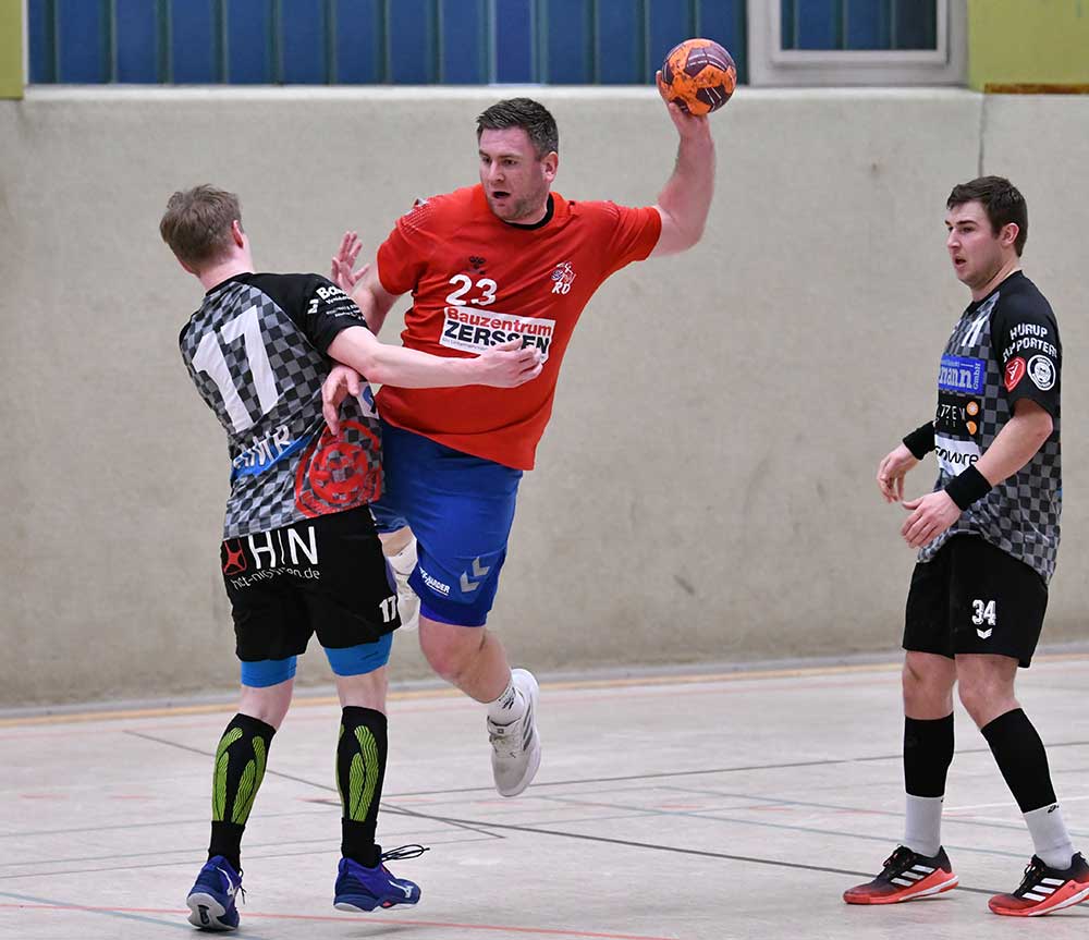Niklas Ranft (mit Ball, HSG Schülp/ W/ RD ) musste sich hart durchkämpfen. © 2023 Horst Reinke Niklas Ranft (re., HSG Schülp-W-RD ) musste sich hart durchkämpfen. © 2023 Horst Reinke