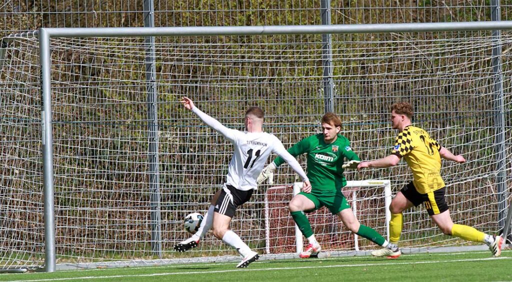 Thorge Jess (TSV Kronshagen) kurz vor dem 1-1 gegen Frisia Risum-Lindholm. © 2026 Ismail Yesilyurt Thorge Jess (TSV Kronshagen) kurz vor dem 1-1 gegen Frisia Risum-Lindholm. © 2026 Ismail Yesilyurt