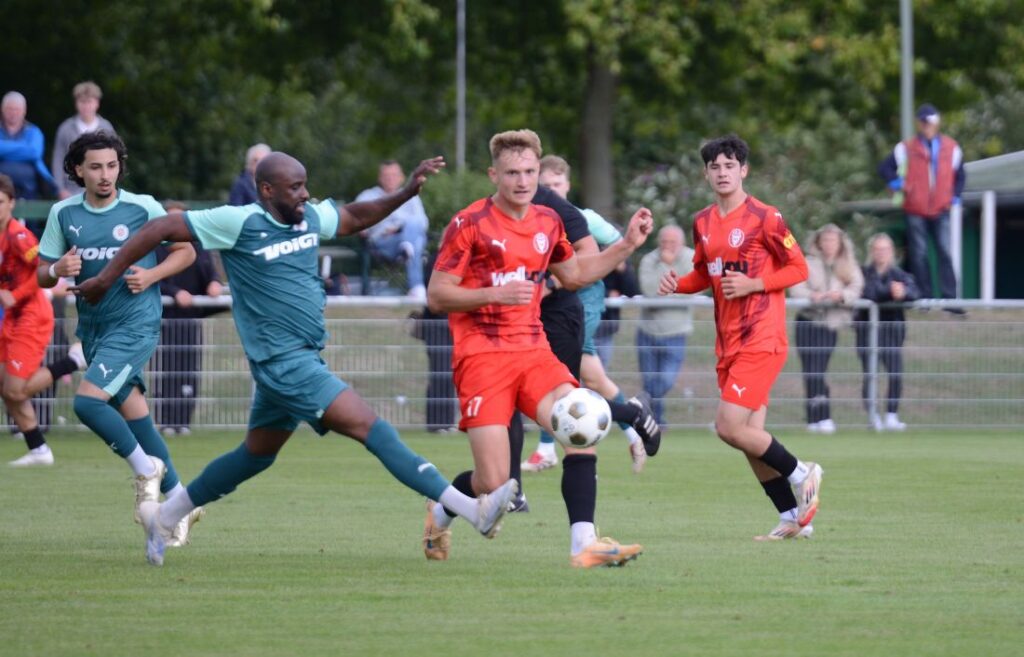 Grady Zinkondo (PSV Neumünster) gegen Marc Schwabe (Kilia Kiel). © 2026 Olaf Wegerich Grady Zinkondo (PSV Neumünster) gegen Marc Schwabe (Kilia Kiel). © 2026 Olaf Wegerich