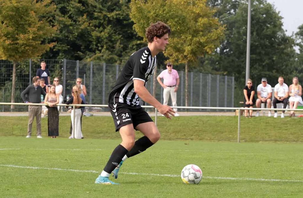 Lukas Deutschbein (Heikendorfer SV) markiert den 1:1-Endstand gegen Inter Türkspor Kiel. © 2024 Ismail Yesilyurt