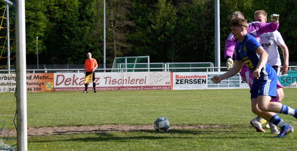 Jamie Liß (Osterrönfelder TSV) vollendet gleich zum 3:1 gegen Alemannia Wilster. © 2026 Osterrönfelder TSV Jamie Liß (Osterrönfelder TSV) vollendet gleich zum 3:1 gegen Alemannia Wilster. © 2026 Osterrönfelder TSV