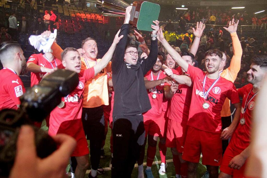 Kilias Co-Trainer Michel Witt war für die Halle zuständig und machte mit dem LOTTO Masters-Pokal sein Quartett voll. © 2024 Ismail Yesilyurt