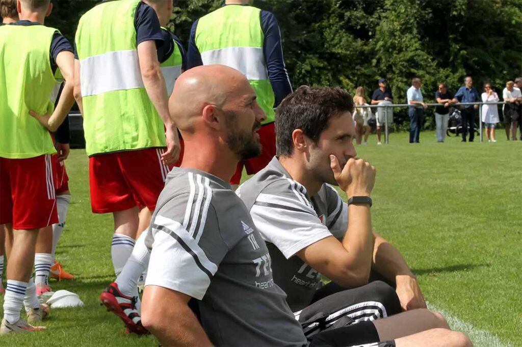 Cheftrainer Patrick Herrmann (SpVg Eidertal Molfsee) und Co Nedim Hassanbegovic (re.) müssen im kommenden Jahr Gedanken wegen der Defensive machen. © 2024 Ismail Yesilyurt