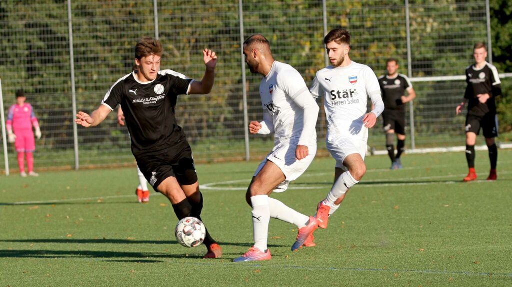 Konnte seine Möglichkeit auch nicht nutzen - Janik Müller (li.) von der PSG (Archivfoto).