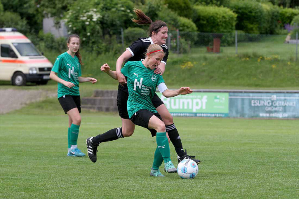 Janina Bruhn (SG Brebo) stoppt hier mit unerlaubten Mitteln Gyde Roßmann (IF Stj. Flensborg). © 2025 Ismail Yesilyurt