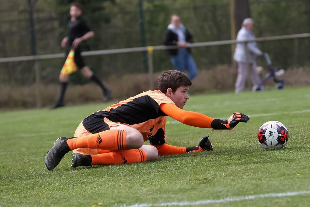Keeper Nico Heuer (PSV Neumünster) hatte einige brenzlige Situationen vor sich, die Feurwehr musste nicht kommen. © Ismail Yesilyurt
