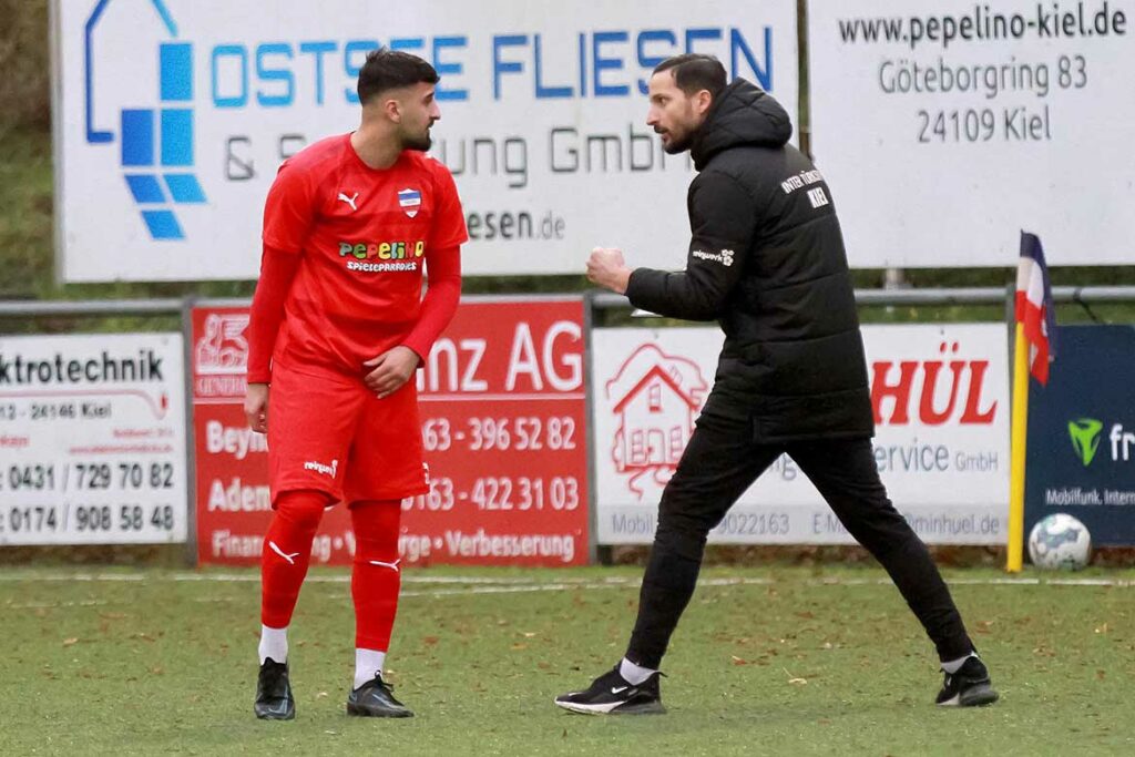 Chefcoach Liridon Imeri (Inter Türkspor Kiel) erklärt Okan Erkocu, was er vom Mittelfeldakteur sehen möchte. © 2022 Ismail Yesilyurt