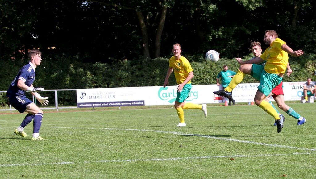 Jannek Rassmanns scheitert hier an MTSV-Keeper Benno Beckmann, Torge Hansen (im Hintergrund) trifft aber wenige Minuten später zum 1:0. Jannek Rassmanns scheitert hier an MTSV-Keeper Benno Beckmann, Torge Hansen (im Hintergrund) trifft aber wenige Minuten später zum 1:0.