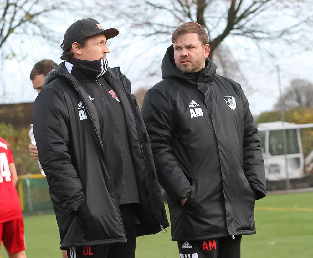 Flintbeks Trainergespann mit David Lehwald (li.) und Co Axel Mommer durfte natürlich hochzufrieden sein. David Lehwald und seinem Wingmann Axel Mommer gefiel der Auftritt ihres TSV Flintbek. © Ismail Yesilyurt