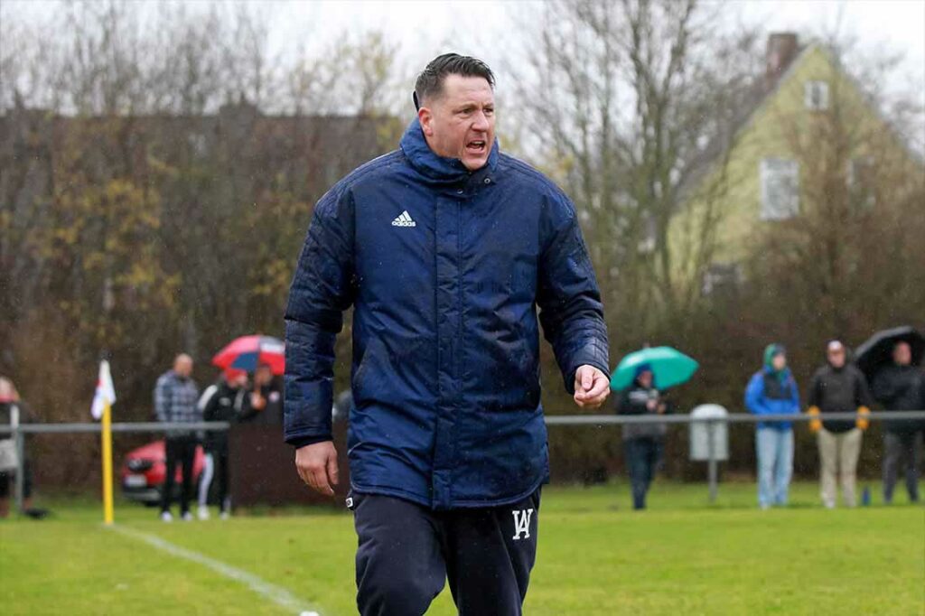Gelingt Coach Chris Foley (SpVg Eidertal Molfsee II) und seinem Team der 3. Aufstieg in Folge? Bisher läuft alles nach Plan. © 2023 Ismail Yesilyurt