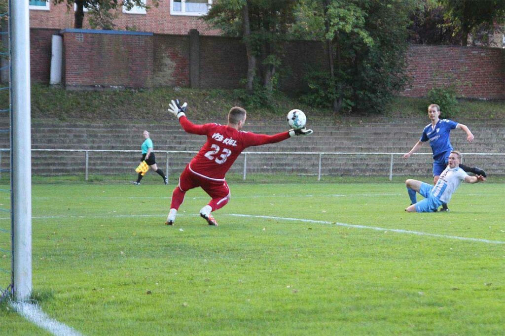 Tor durch Palle Jespersen (in blau, TSV Plön) - Nein, Keeper Bent Kalbhenn hat den Ball noch berührt zum Eckball. © Ismail Yesilyurt