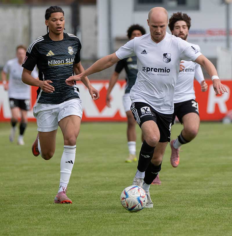 Steffen Neelsen (Heider SV) im Vorwärtsgang gegen Collins Biova Niemann, der noch U19-Kicker ist. © 2026 Volker Schlichting