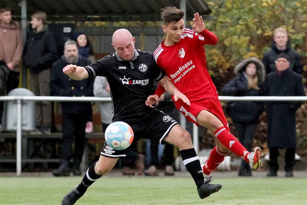 Im letzten Spiel beim 1 zu 4 in Flintbek jagt Matthias Schnoor (li.) Burak Özcan den Ball ab. © Ismail Yesilyurt