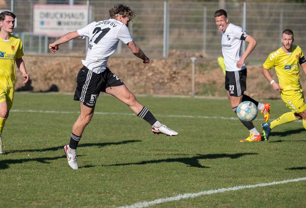 Thede Reimers (Heider SV mit seinem Tor zum 4-1 gegen Dornbreite Lübeck. © 2025 Volker Schlichting Thede Reimers (Heider SV mit seinem Tor zum 4-1 gegen Dornbreite Lübeck. © 2025 Volker Schlichting