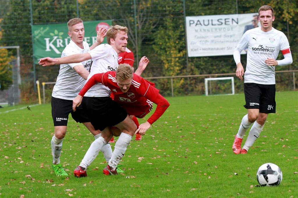 Nico Bruns (SpVg Eidertal Molfsee) wird von Finn Kallenbach (TSV Kronshagen) zu Fall gebracht. © 2002 Ismail Yesilyurt