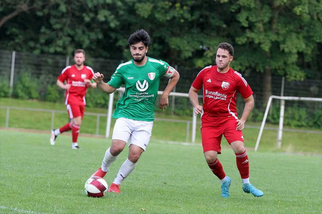 Enges Match zwischen MED SV (li., Kapitän Youssef Mousa) und dem TSV Flintbek (Malik Ferhat). © 2025 Ismail Yesilyurt